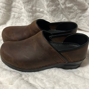 Dansko brown clogs. Antique brown color. Size 38